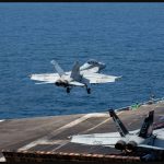 Avión de combate estadounidense despega para una operación militar contra Irán