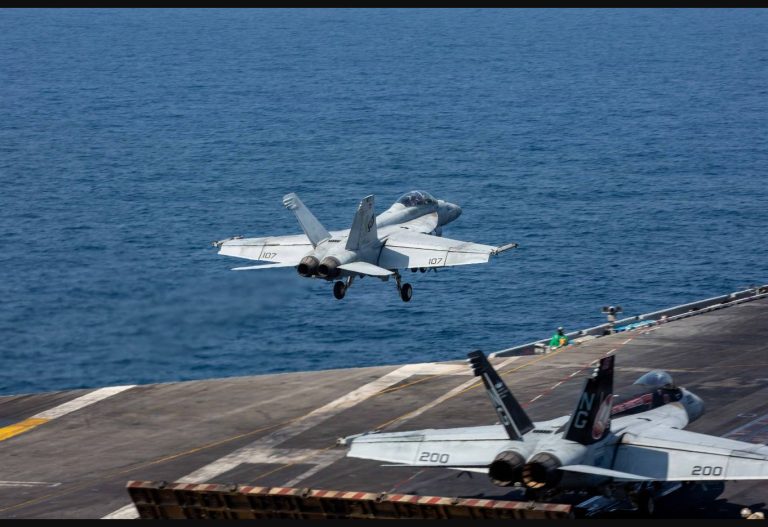Avión de combate estadounidense despega para una operación militar contra Irán