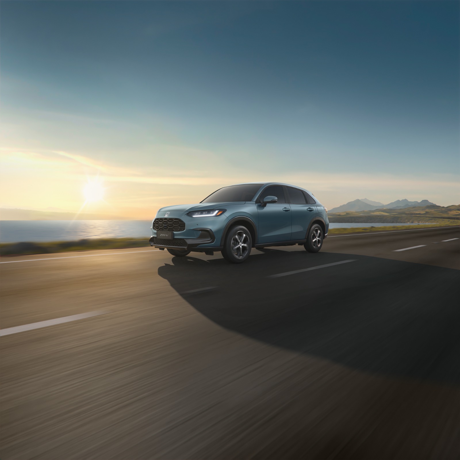 Honda ZR-V Hybrid circulando por una carretera al atardecer