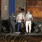 Vehículo destruido tras el atentado con coche bomba en los exteriores de la cárcel La Roca, en Guayaquil