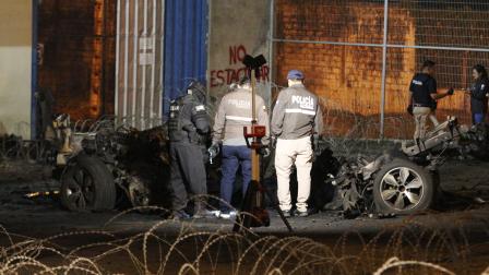 Vehículo destruido tras el atentado con coche bomba en los exteriores de la cárcel La Roca, en Guayaquil