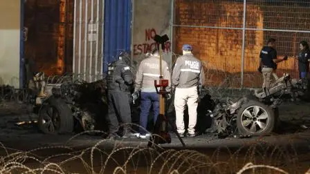 Vehículo destruido tras el atentado con coche bomba en los exteriores de la cárcel La Roca, en Guayaquil
