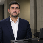 Aquiles Álvarez y un grillete electrónico conectado para cargar