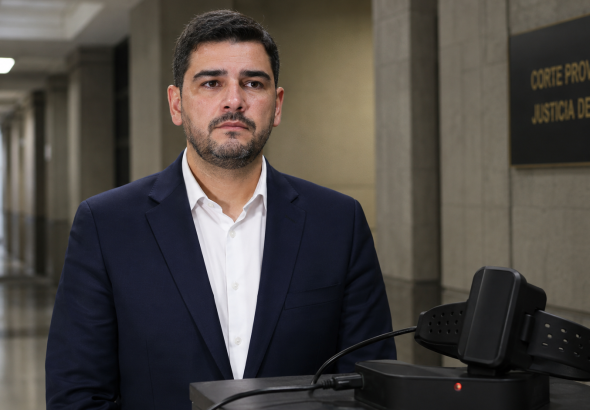 Aquiles Álvarez y un grillete electrónico conectado para cargar