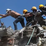 Residentes y rescatistas buscan sobrevivientes entre los escombros tras el terremoto en Cali, Colombia.