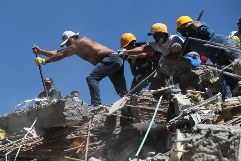 Residentes y rescatistas buscan sobrevivientes entre los escombros tras el terremoto en Cali, Colombia.