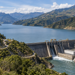 Imagen referencial de un embalse hidroeléctrico y redes eléctricas en los Andes