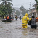Equipos de emergencia ayudan a residentes durante una inundación en una ciudad de Ecuador