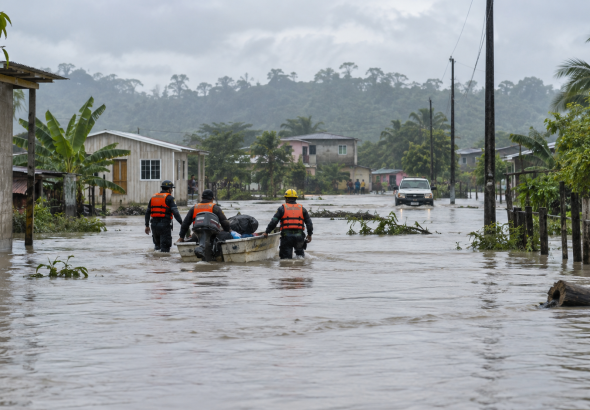 Inundación en una comunidad costera de Esmeraldas tras intensas lluvias