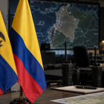 Banderas de Ecuador y Colombia en una sala de coordinación de seguridad internacional