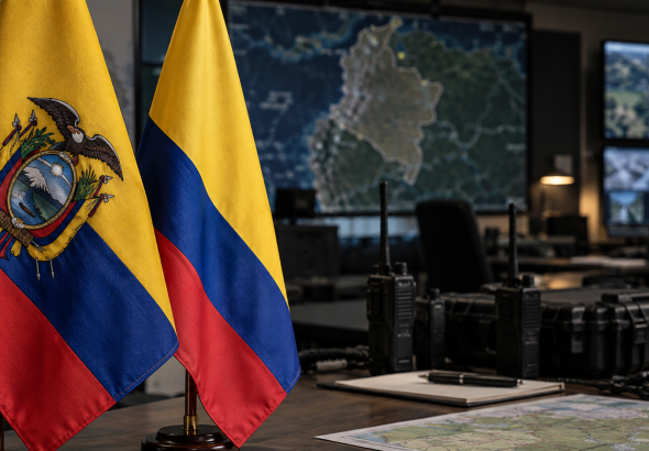 Banderas de Ecuador y Colombia en una sala de coordinación de seguridad internacional