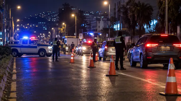 Operativo nocturno de seguridad y control vehicular durante un toque de queda