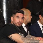 Daniel Salcedo, sentado junto a agentes de seguridad, en una imagen de archivo.