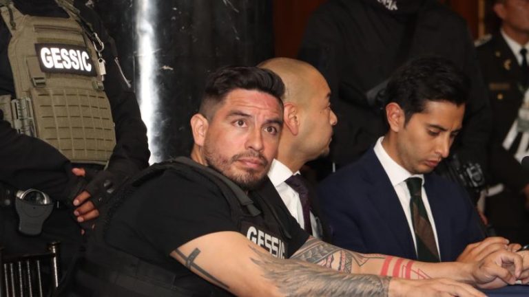 Daniel Salcedo, sentado junto a agentes de seguridad, en una imagen de archivo.