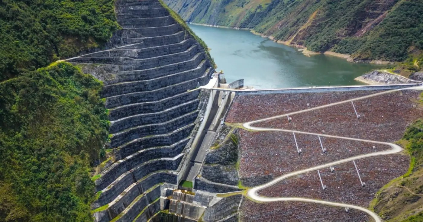 Vista del embalse de Mazar, parte del complejo hidroeléctrico Paute Integral.