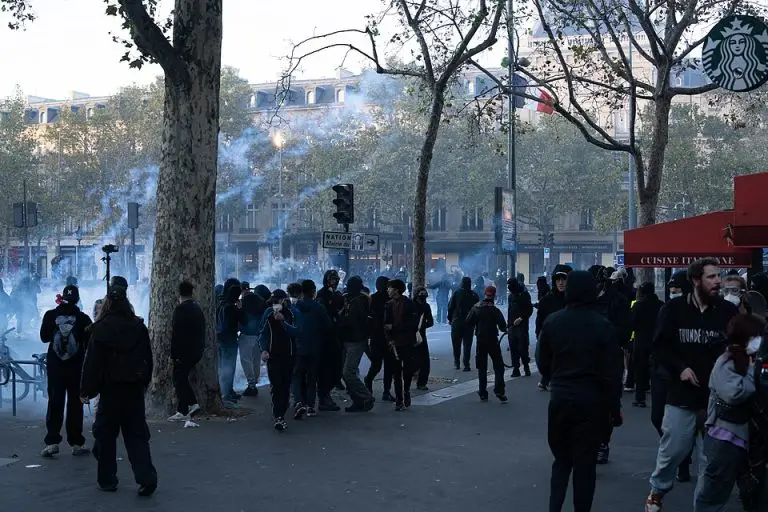 Manifestantes y gases lacrimógenos en la plaza de la República de París, el 17 de octubre de 2026