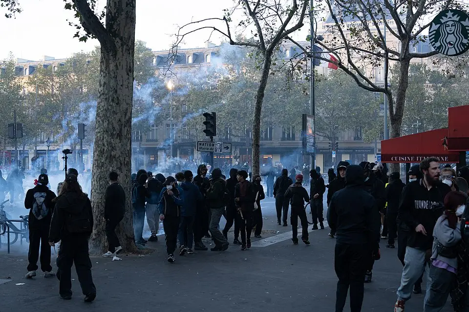 Manifestantes y gases lacrimógenos en la plaza de la República de París, el 17 de octubre de 2026