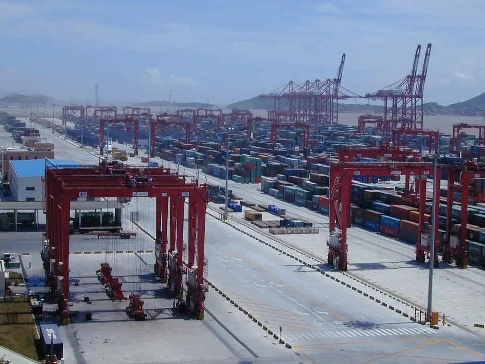 Grúas y contenedores en el puerto de Yangshan, Shanghái, China; foto de archivo
