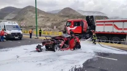 Bomberos y ambulancia atienden el accidente del 13 de octubre en el puente de Guayllabamba