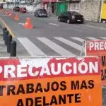 Señalización de precaución por trabajos viales en Guayaquil