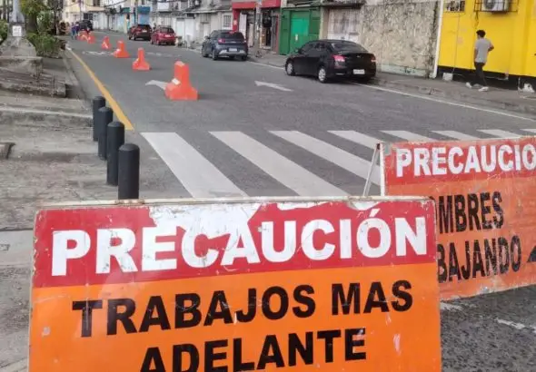 Señalización de precaución por trabajos viales en Guayaquil