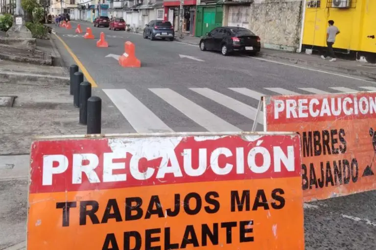 Señalización de precaución por trabajos viales en Guayaquil