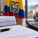 Ilustración con IA de documentos, calculadora y bandera de Ecuador para una nota sobre el Código Tributario