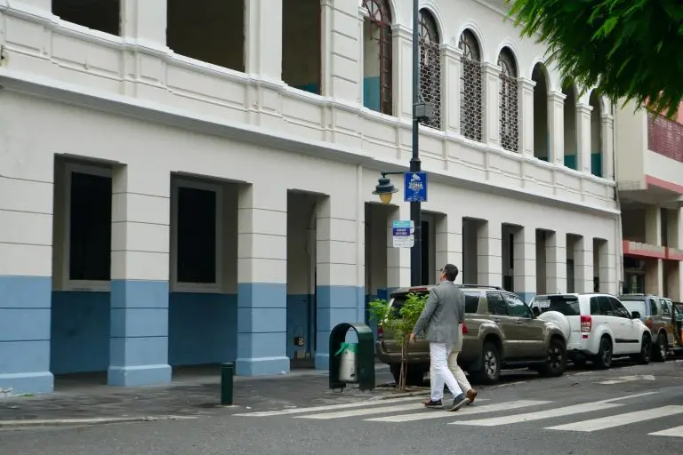 Fachada del excolegio Ana Paredes de Alfaro en Guayaquil