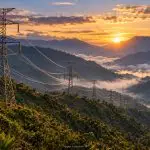 Ilustración con IA de torres de transmisión eléctrica en un paisaje andino