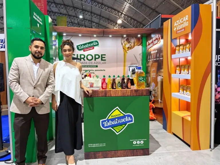 Representantes de IANCEM en el stand de Tababuela Gourmet en Expo HORECA 2026, Quito