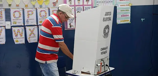 Un elector utiliza una cabina de votación de la Justicia Electoral de Brasil