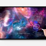 Galaxy Tab S12 con S Pen y una imagen del espacio en pantalla; imagen promocional de Samsung