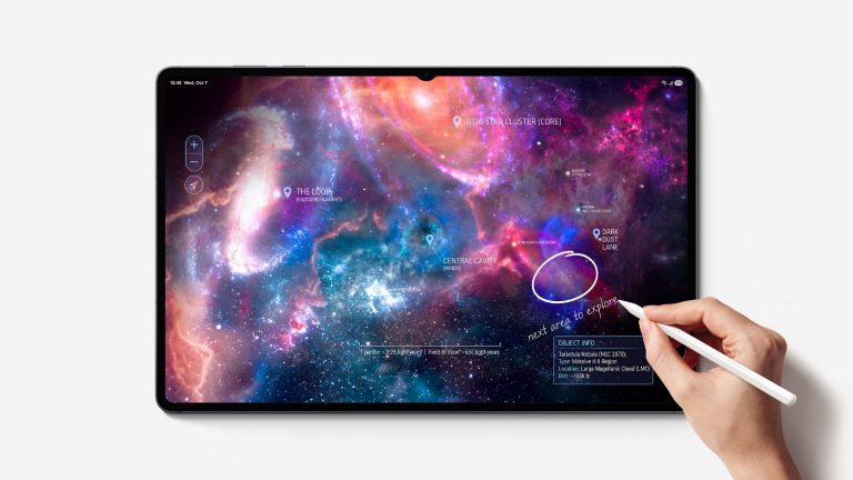 Galaxy Tab S12 con S Pen y una imagen del espacio en pantalla; imagen promocional de Samsung