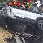 Equipos de emergencia atienden un vehículo volcado en San Antonio de Pichincha